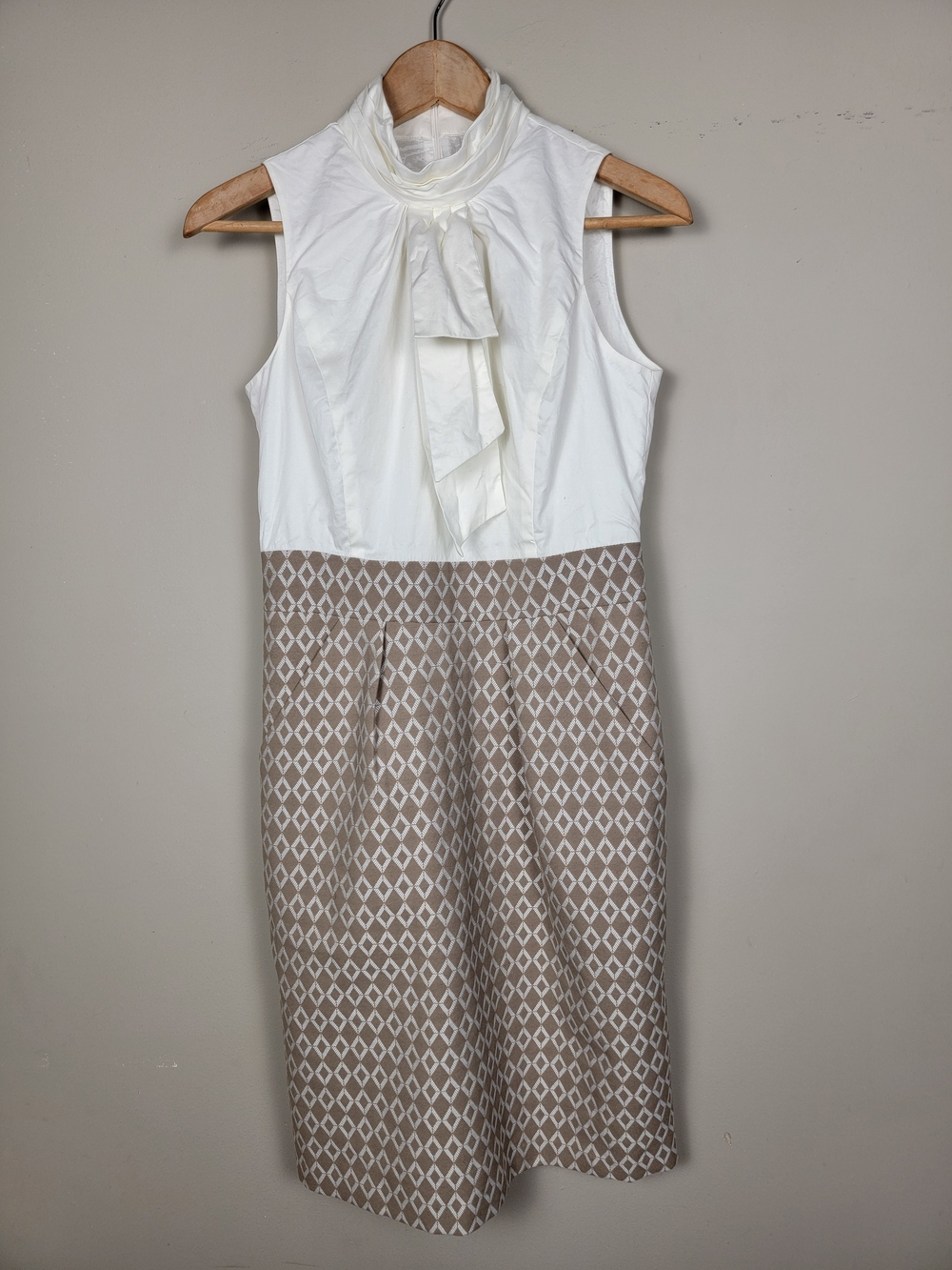 Ellen Tracy White and Taupe Patterned Sleeveless Tie-Neck Dress Size 6